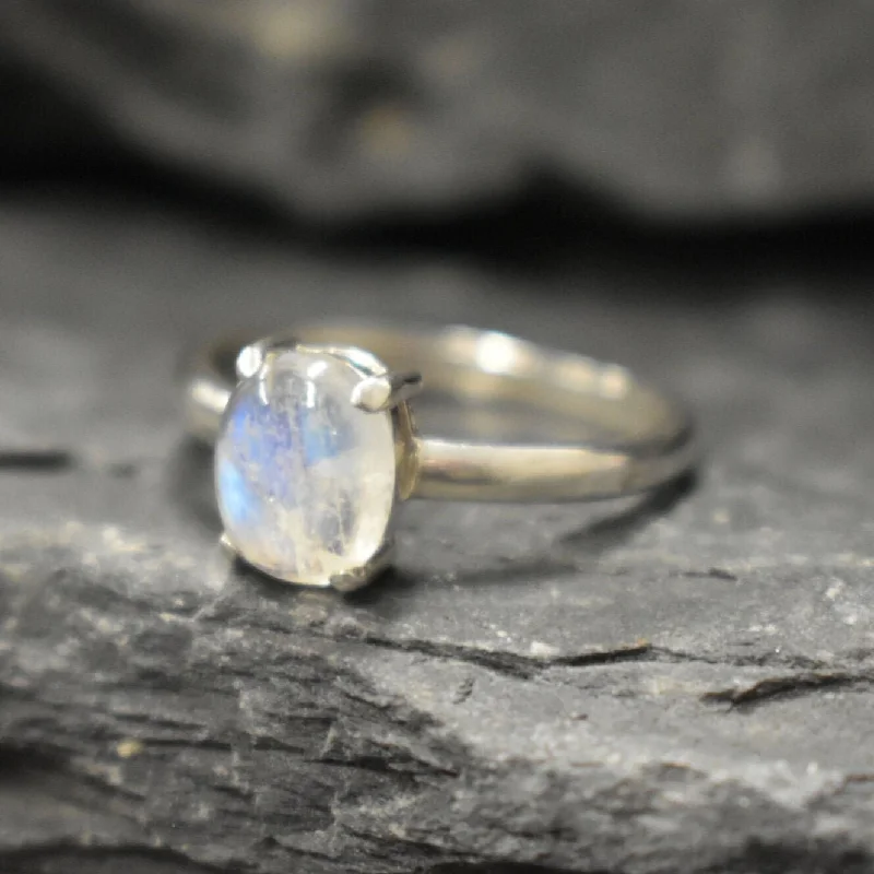 Modern rings for women -Natural Moonstone Ring -  Vintage Solitaire Ring - Silver Moonstone Ring