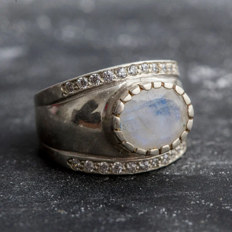 Stackable gemstone rings for women -Chunky Moonstone Ring - Natural Rainbow Moonstone - Vintage Dome Ring