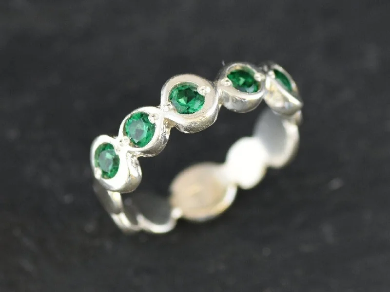 Custom engraved rings for women -Emerald Ring - Green Bubble Band - Vintage Eternity Ring