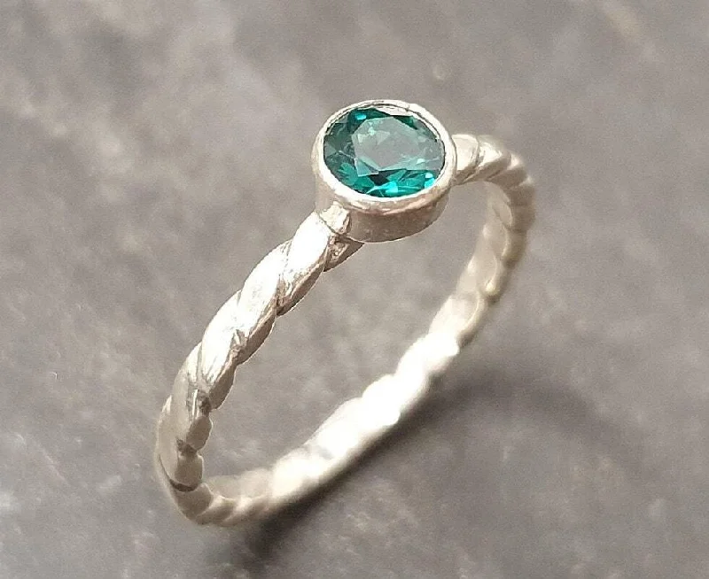 Fashionable rings for women -Dainty Emerald Ring - Green Promise Ring - Emerald Bezel Ring