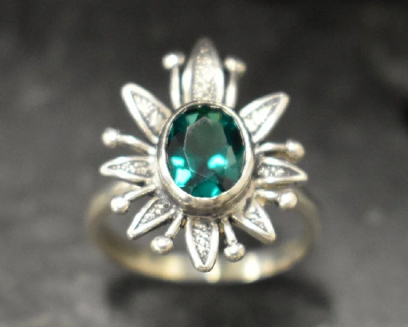 Chunky rings for women -Emerald Flower Ring - Green Bezel Ring - Emerald Boho Ring