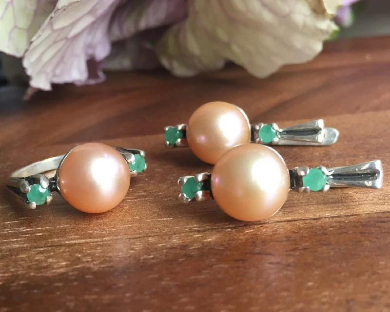 Trendy rings with gemstones for women -Large Pearl Ring - Natural Emerald Ring - Vintage Cocktail Ring